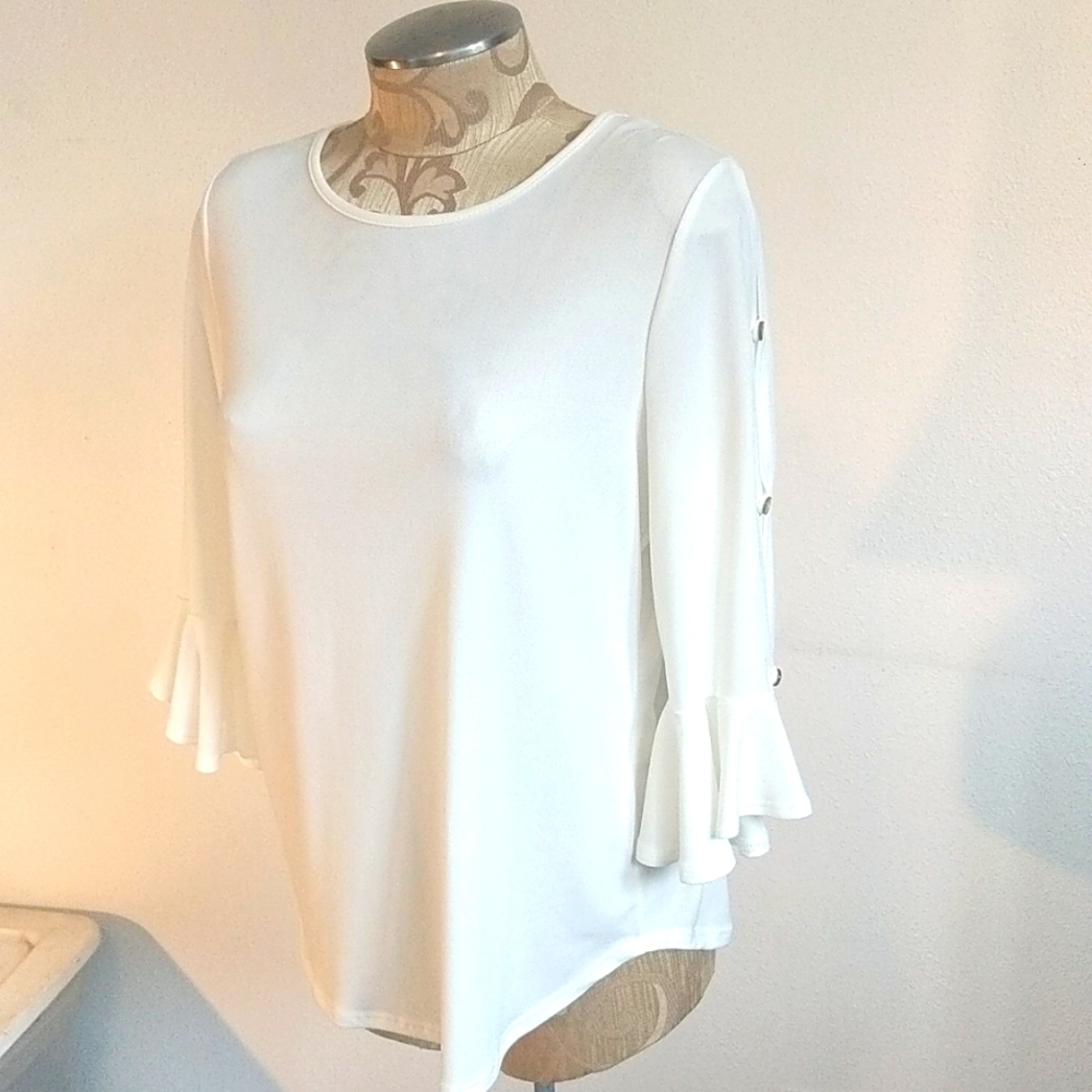 Elegant ivory blouse with sleeve openings and buttons
